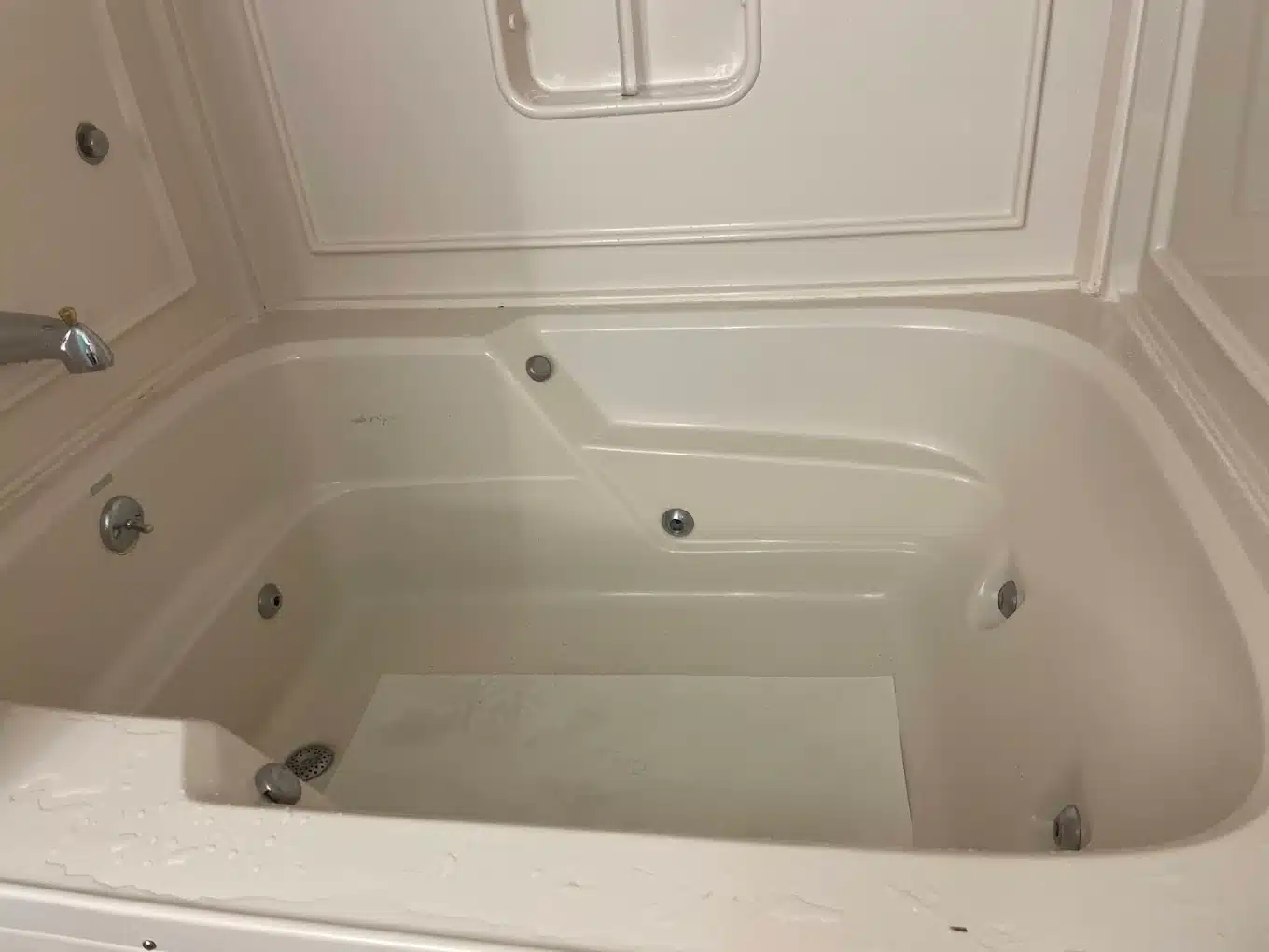 Howard Johnson by Wyndham Mystic has jacuzzi suites