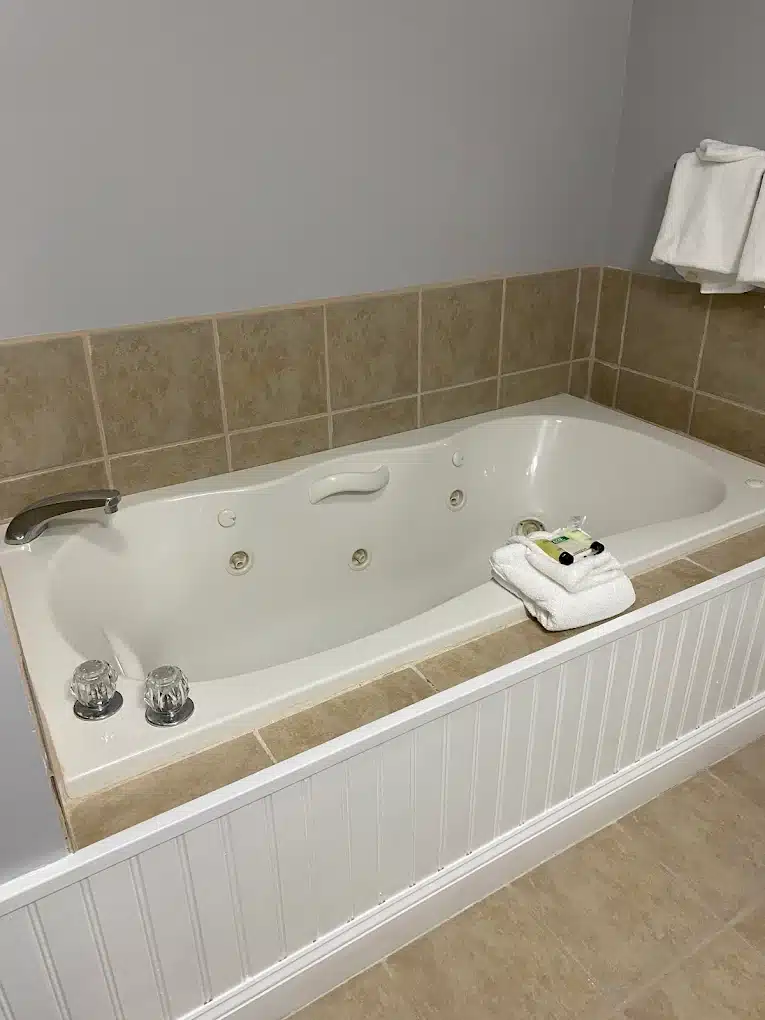 Taber Inn Mystic has jacuzzi suites