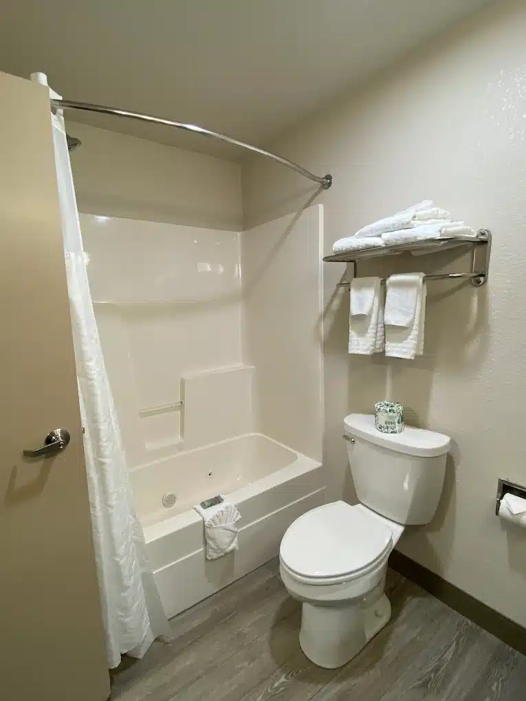 Best Western Big Spring Lodge has jacuzzi suites