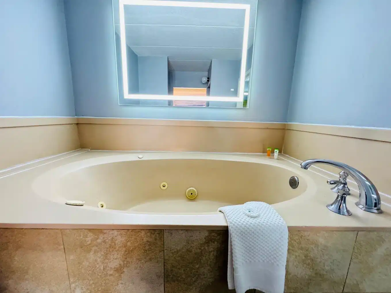 Mystic River Hotel & Suites has jacuzzi suites