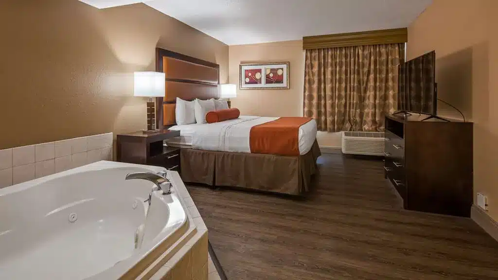 Best Western Crossroads of the Bluffs has jacuzzi suites
