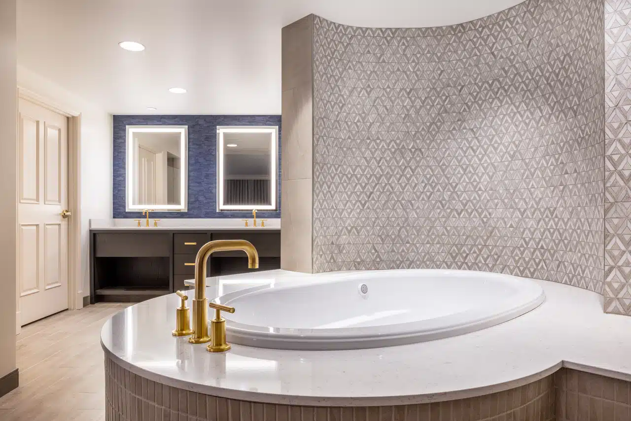 Harrah's Council Bluffs Hotel and Casino has jacuzzi suites