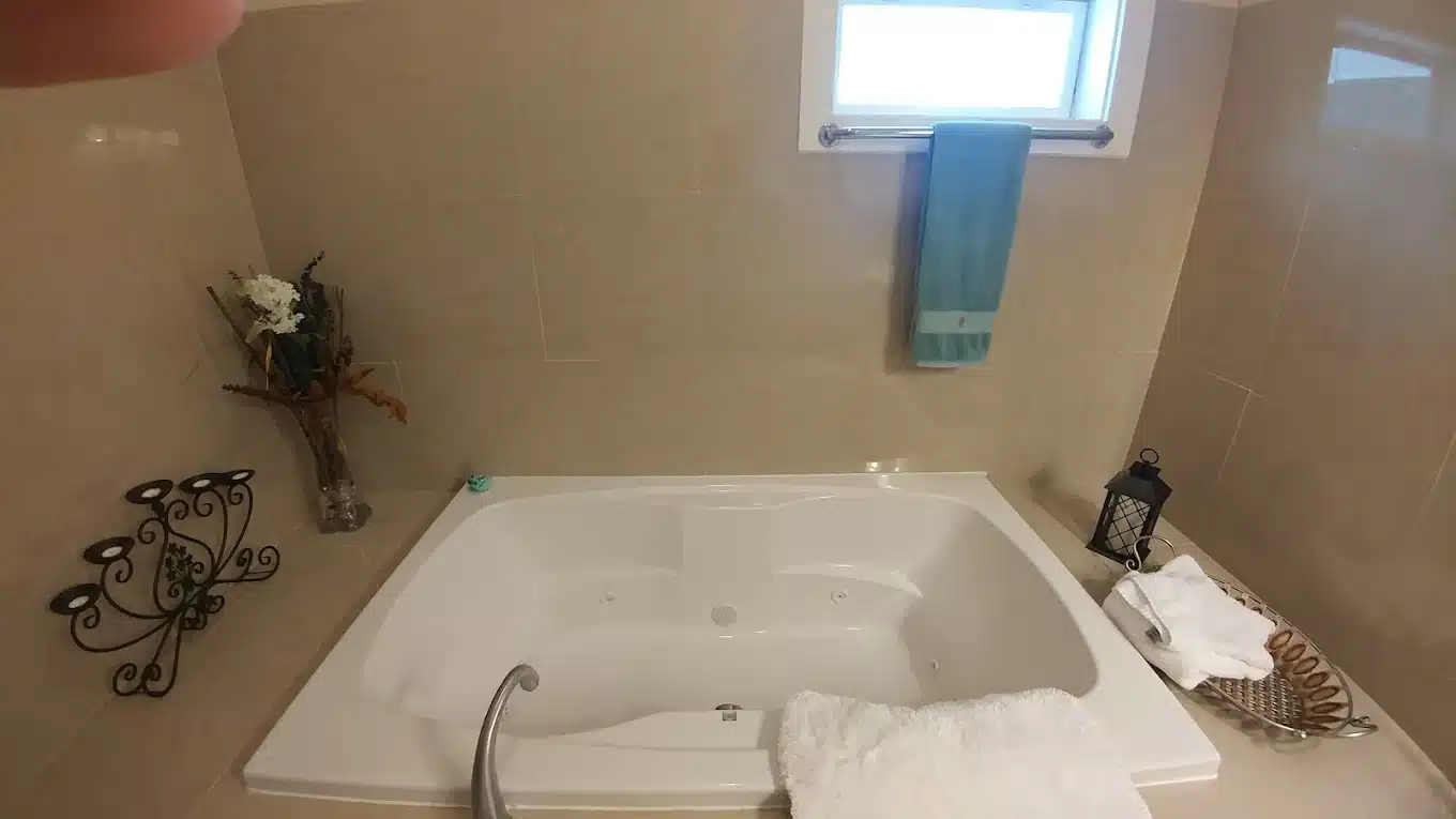 Acorn Hill Lodge And Spa has Jacuzzi suites