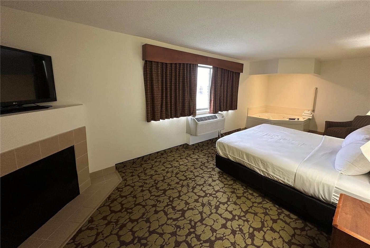 AmericInn by Wyndham Appleton has jacuzzi suites