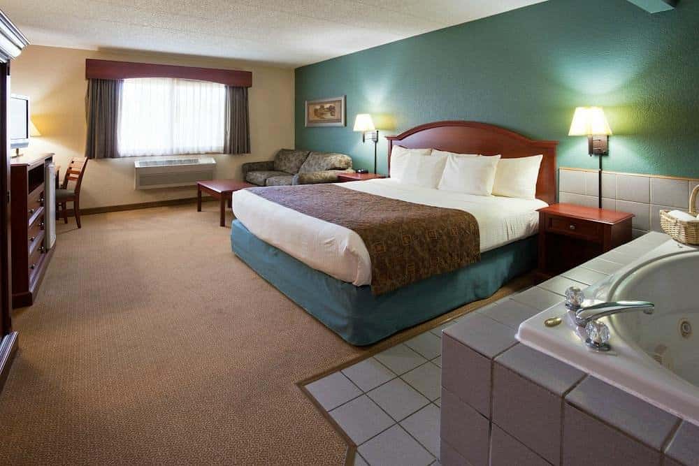 AmericInn by Wyndham Chippewa Falls has jacuzzi suites