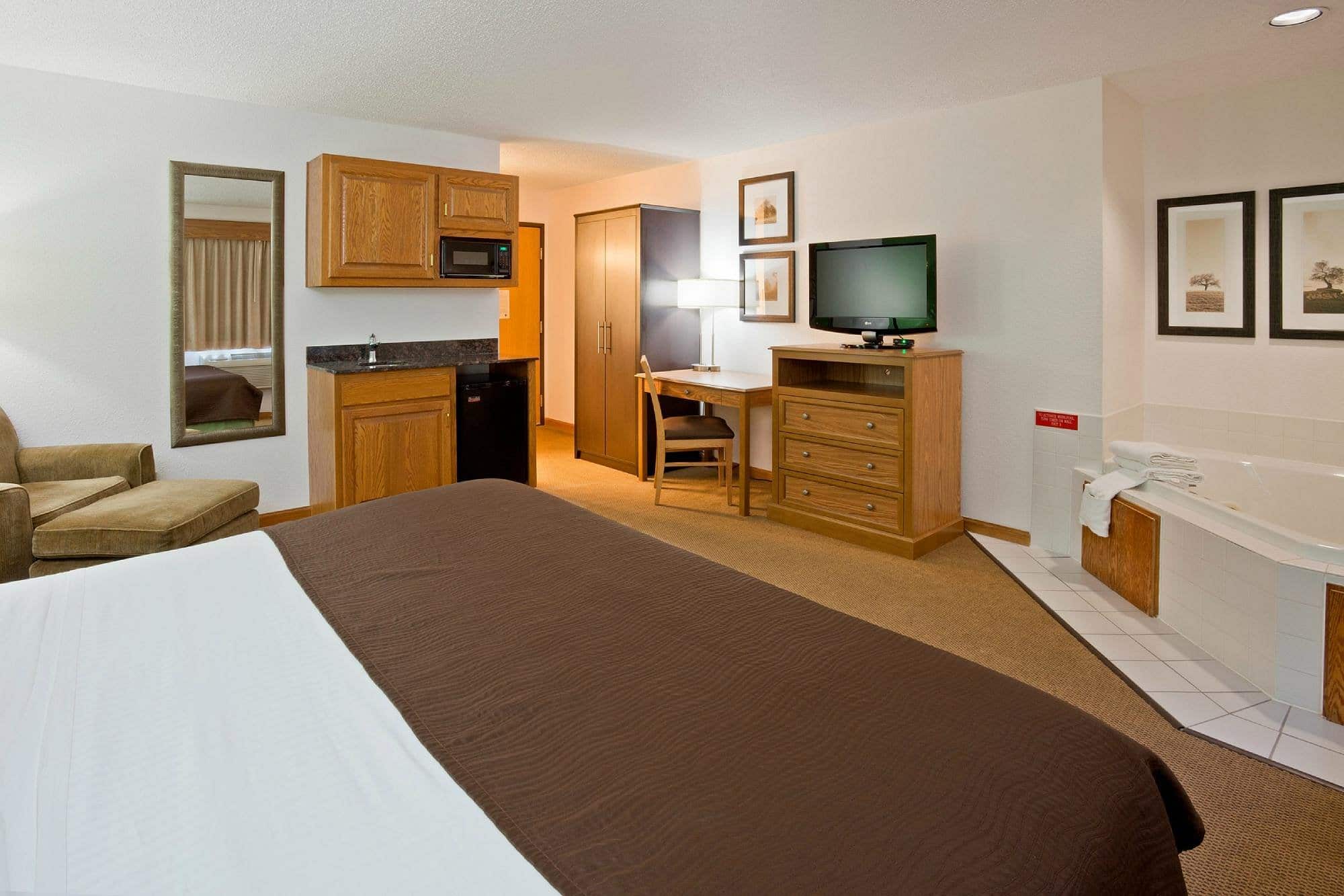 AmericInn by Wyndham Eau Claire has jacuzzi suites