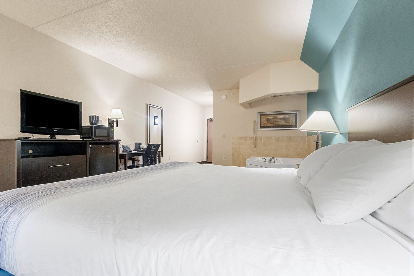 AmericInn by Wyndham Green Bay East has jacuzzi suites