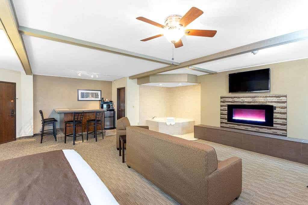 AmericInn by Wyndham Janesville has jacuzzi suites