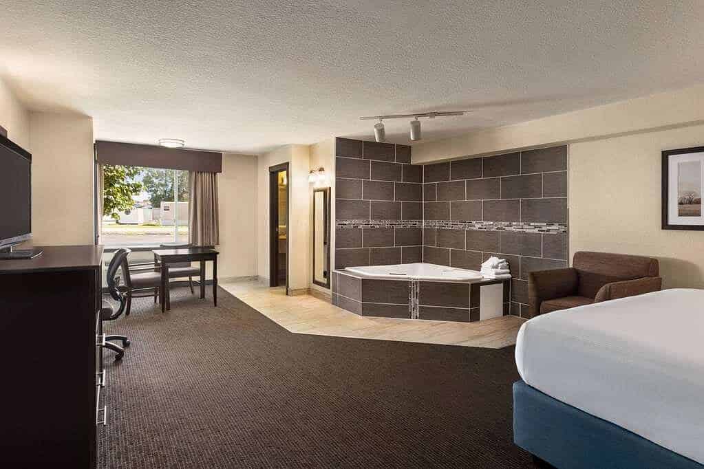 AmericInn by Wyndham La Crosse Riverfront Conference Center has jacuzzi suites