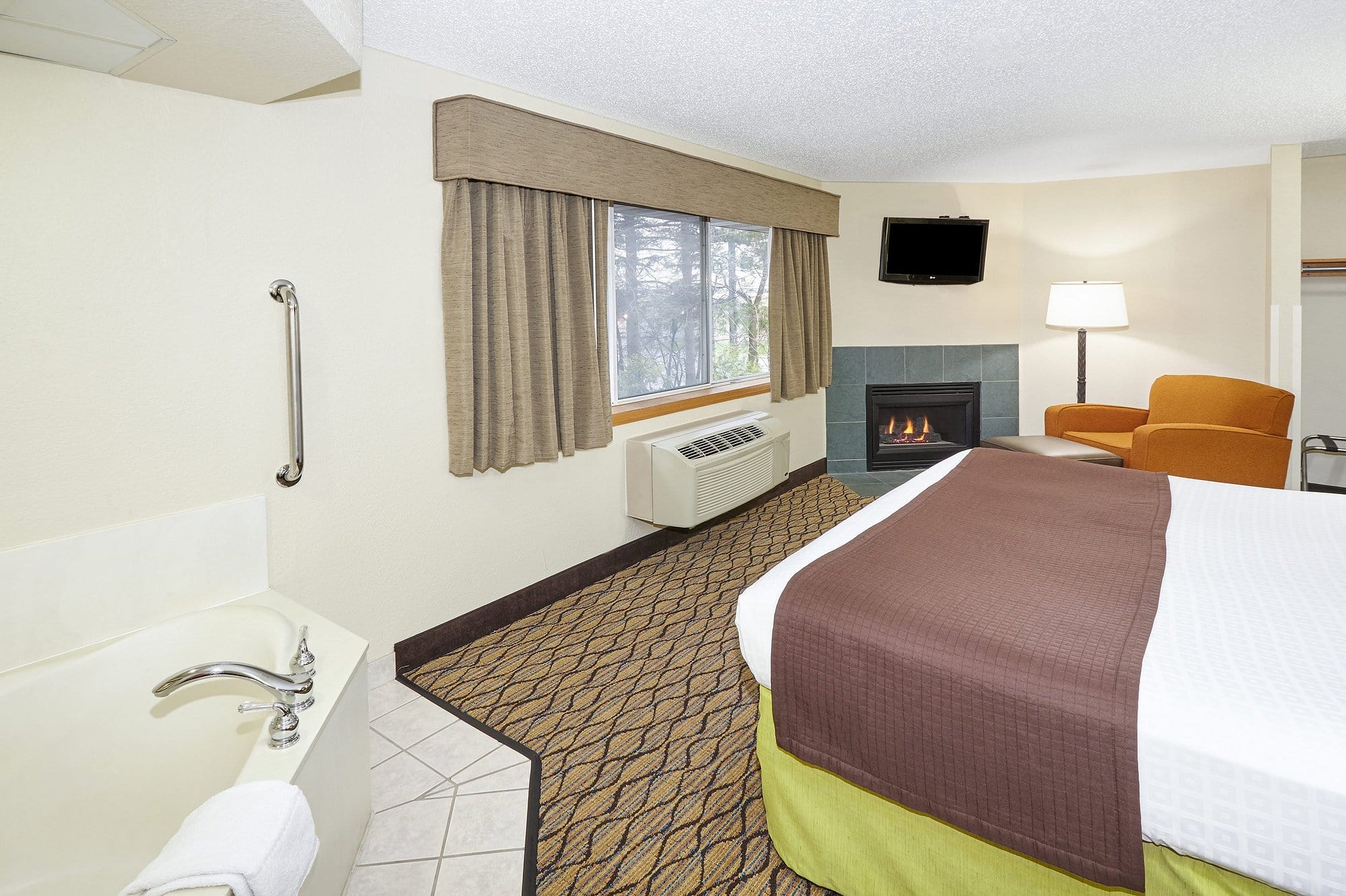 AmericInn by Wyndham Sheboygan has jacuzzi suites