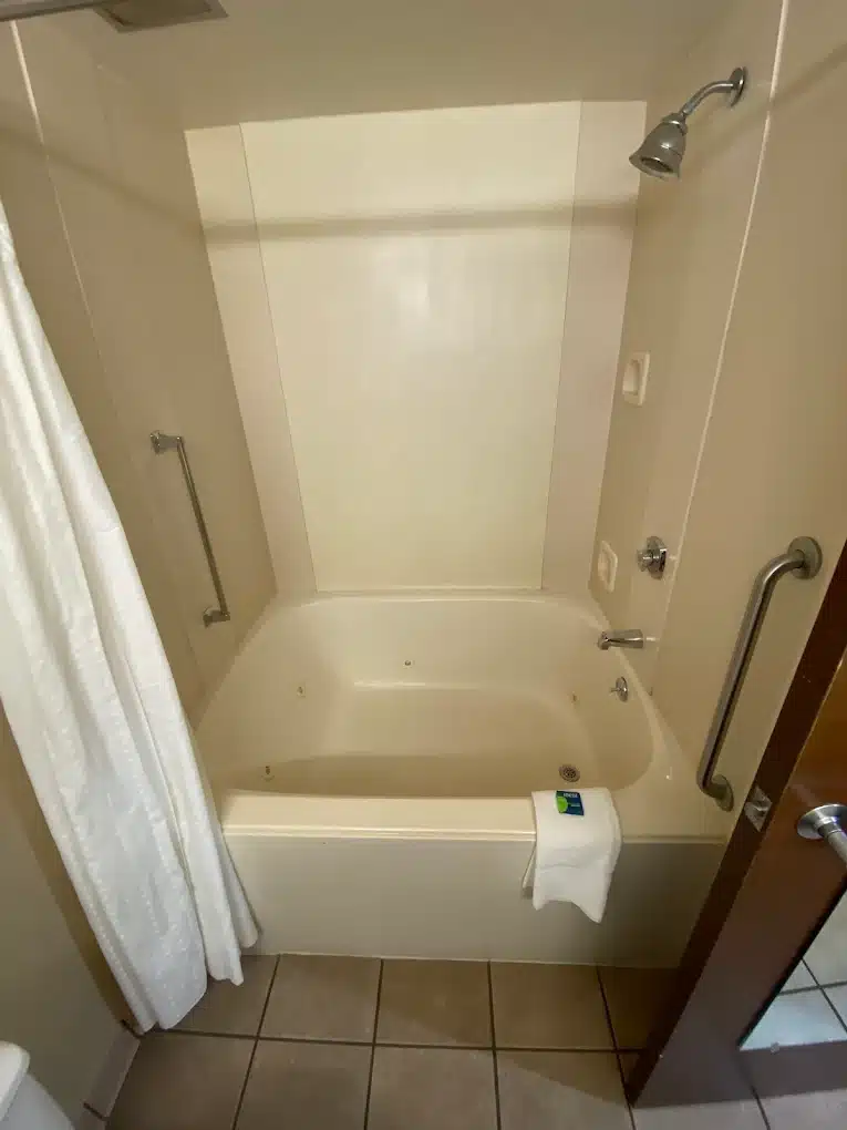 Auburn Place Hotels and Suites has jacuzzi suites