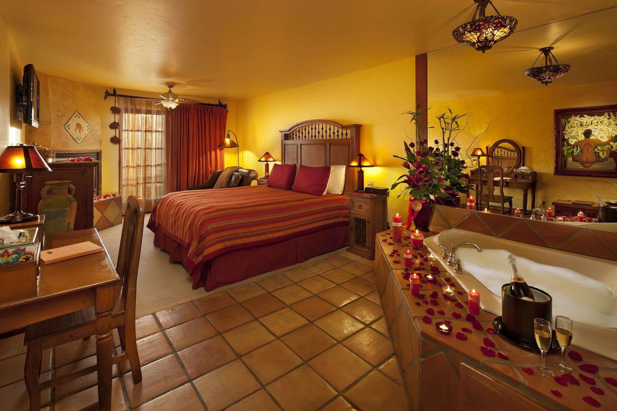 Avila La Fonda Hotel has Jacuzzi suites