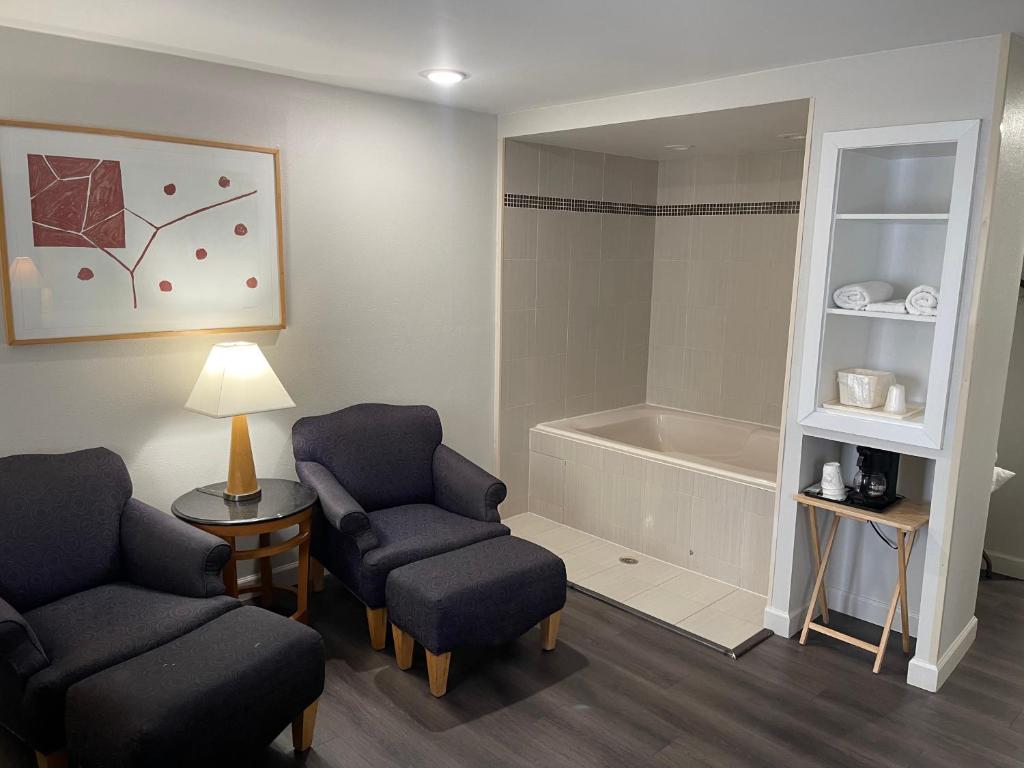 Baymont by Wyndham Branford/New Haven has jacuzzi suites
