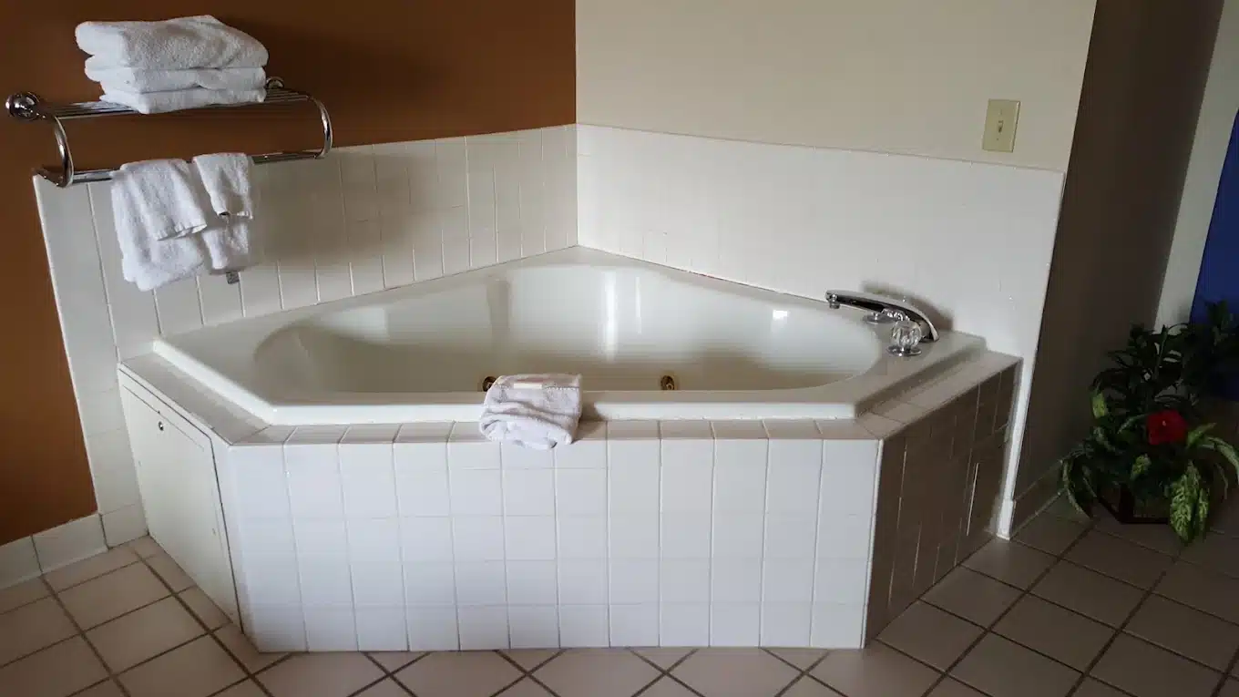 Baymont by Wyndham Elizabethtown has jacuzzi suites