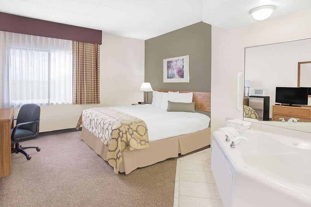 Baymont by Wyndham Janesville has jacuzzi suites