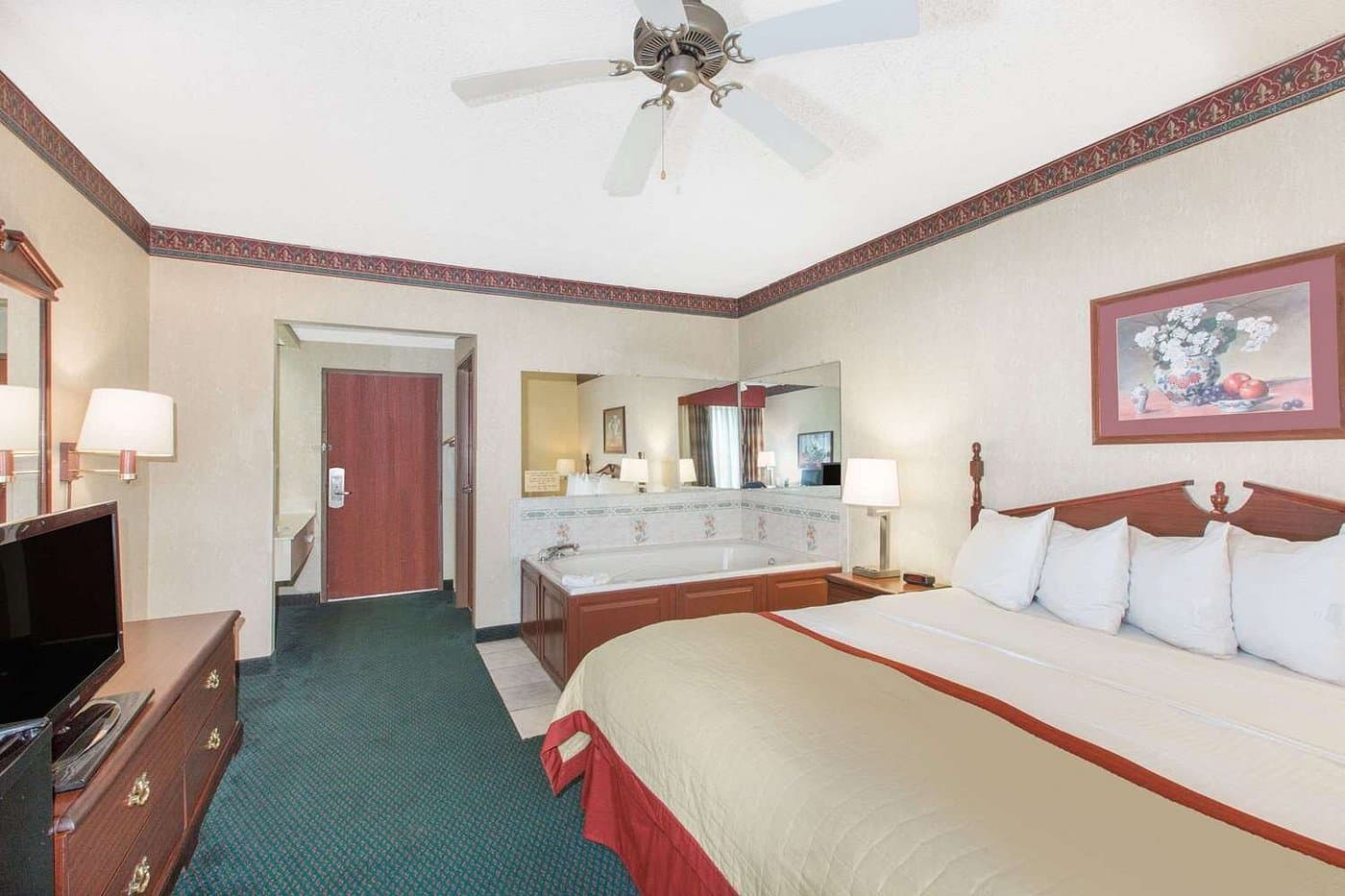 Baymont by Wyndham Jonesboro has Jacuzzi suites