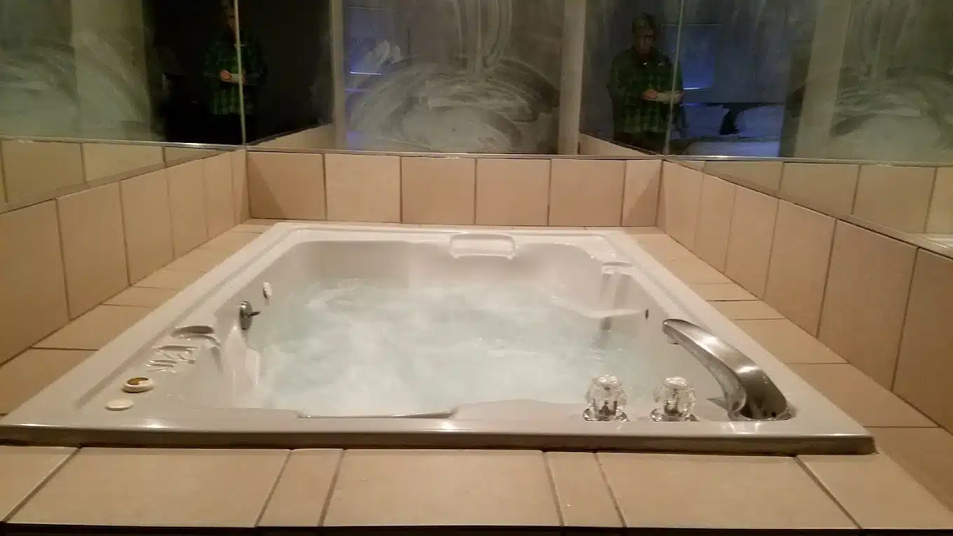 Baymont by Wyndham Metropolis has jacuzzi suites