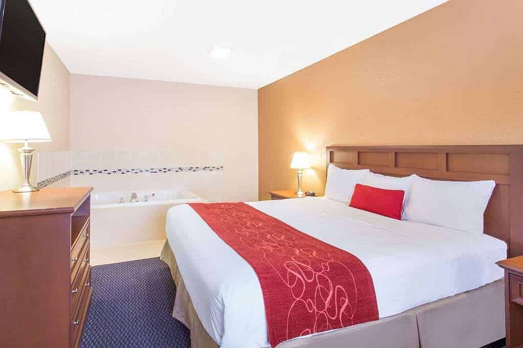 Baymont by Wyndham Waukesha has jacuzzi suites
