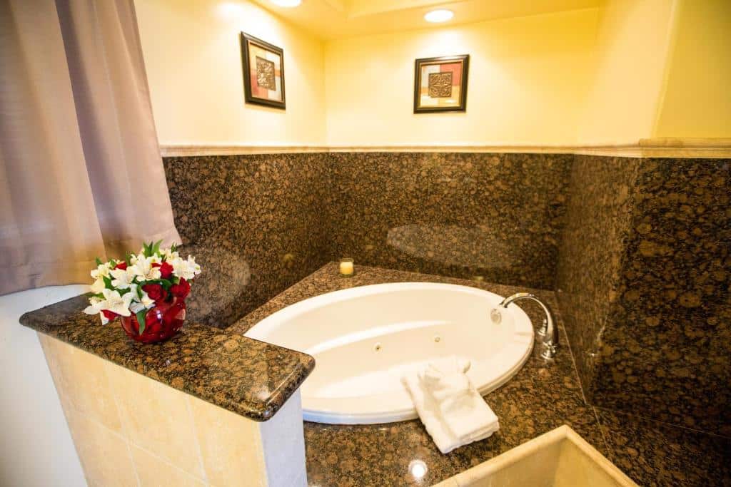 Beachwalker Inn & Suites has Jacuzzi suites