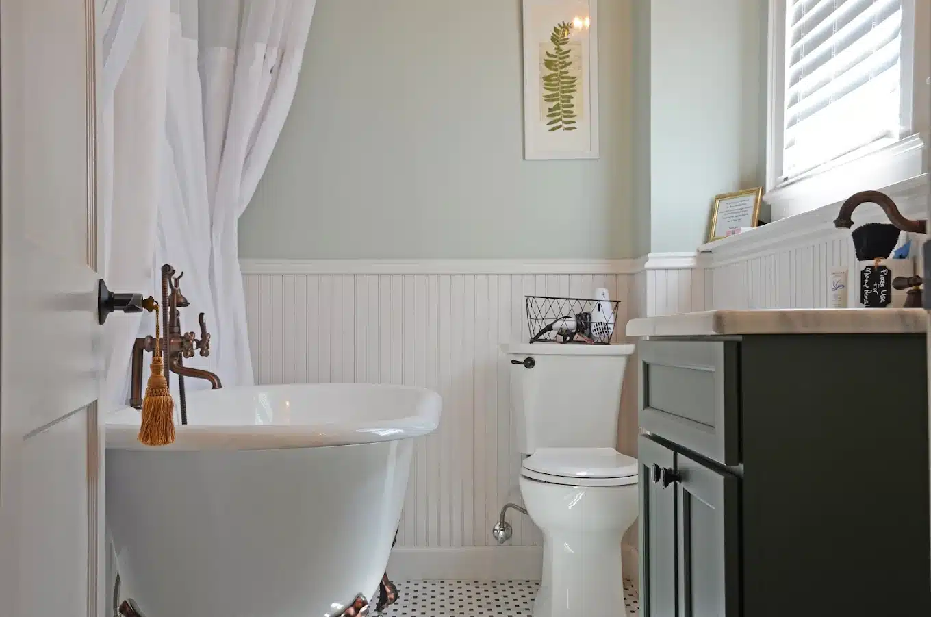 Belle Louise Historic Bed & Breakfast has suite with clawfoot tub