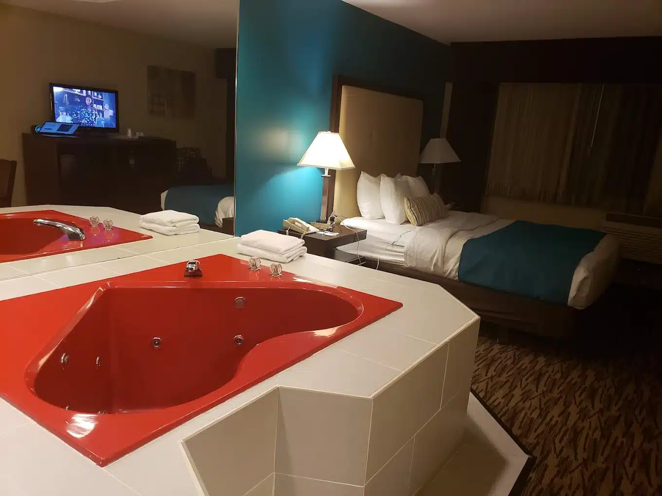 Best Western Baraboo Inn has jacuzzi suites