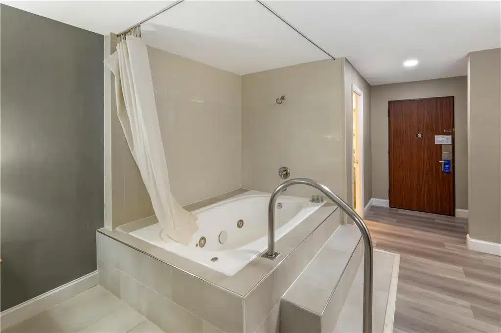 Best Western Manassas has jacuzzi suites