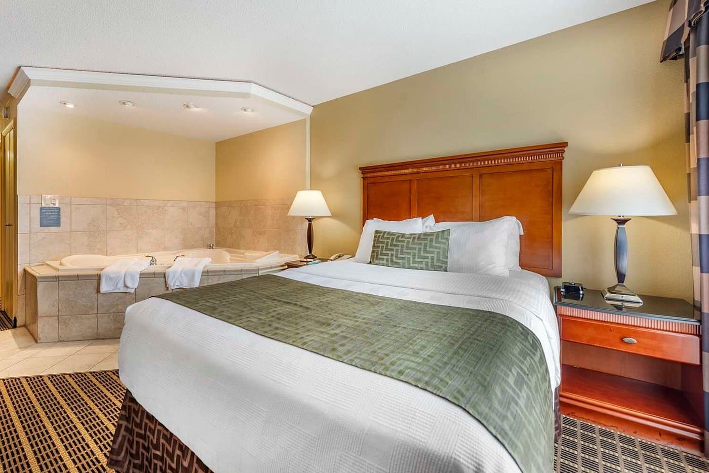 Best Western Plus Bridgeport Inn has jacuzzi suites
