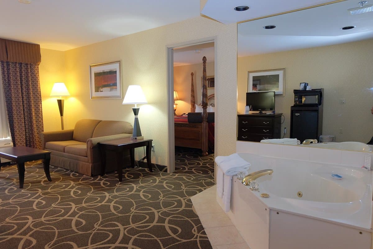 Best Western Plus Eau Claire Conference Center has jacuzzi suites