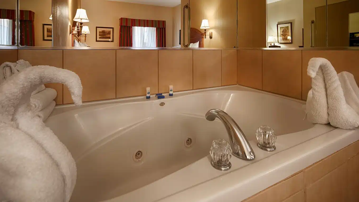 Best Western Plus Midwest City has Jacuzzi suites