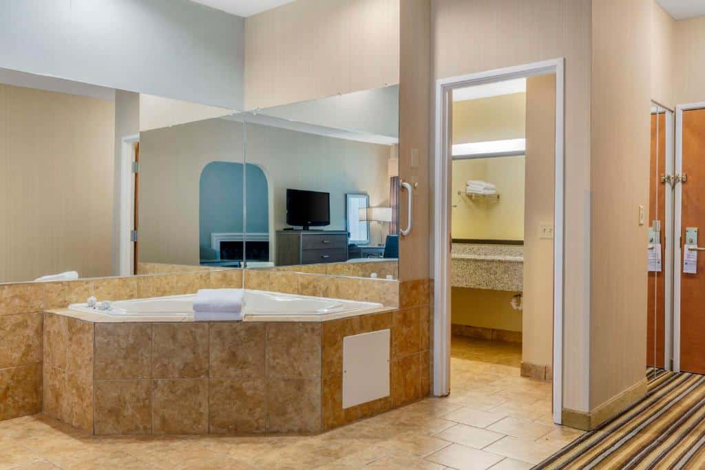Best Western Plus New England Inn & Suites has jacuzzi suites