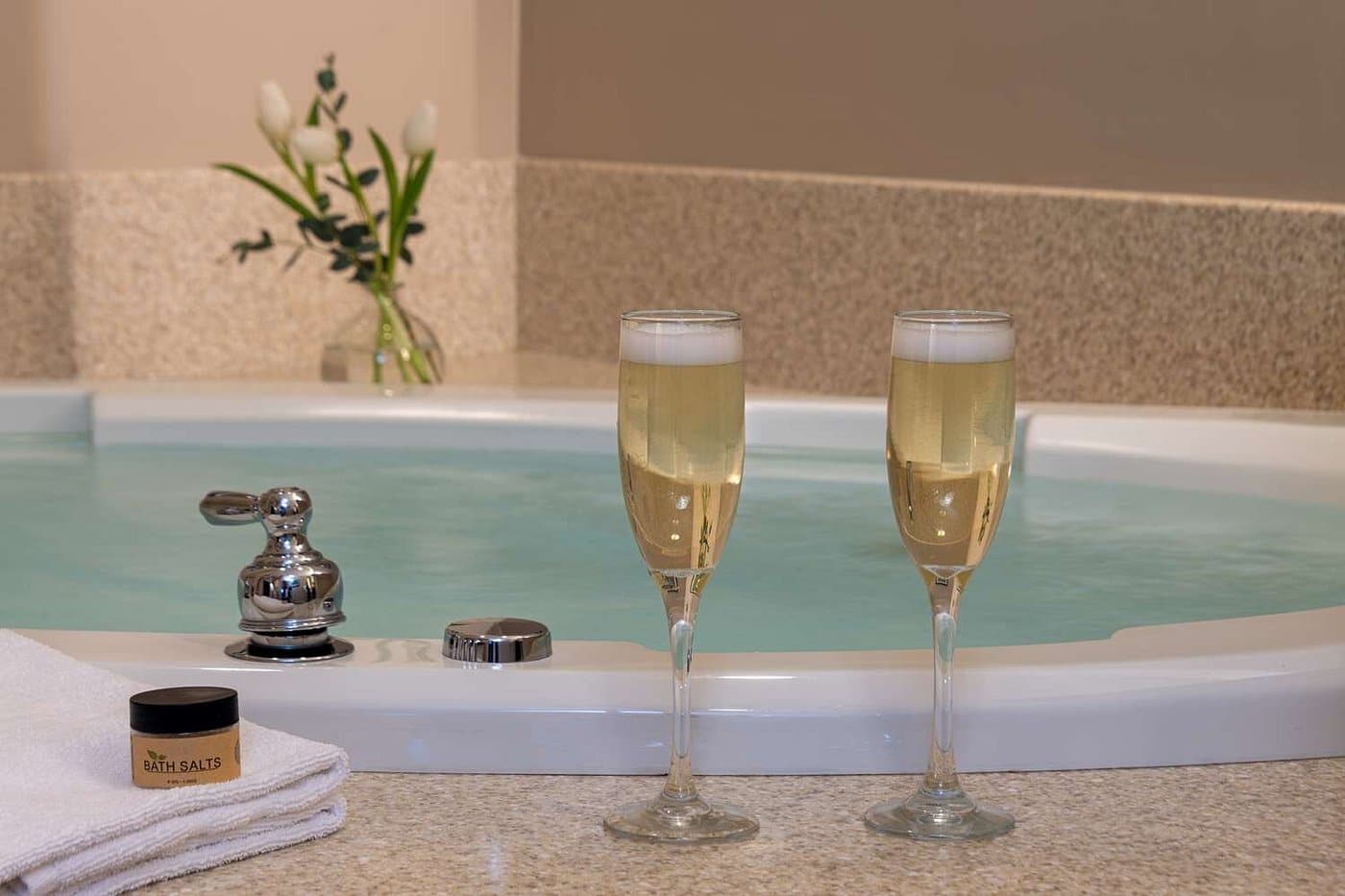 Best Western Plus Waterbury - Stowe has jacuzzi suites