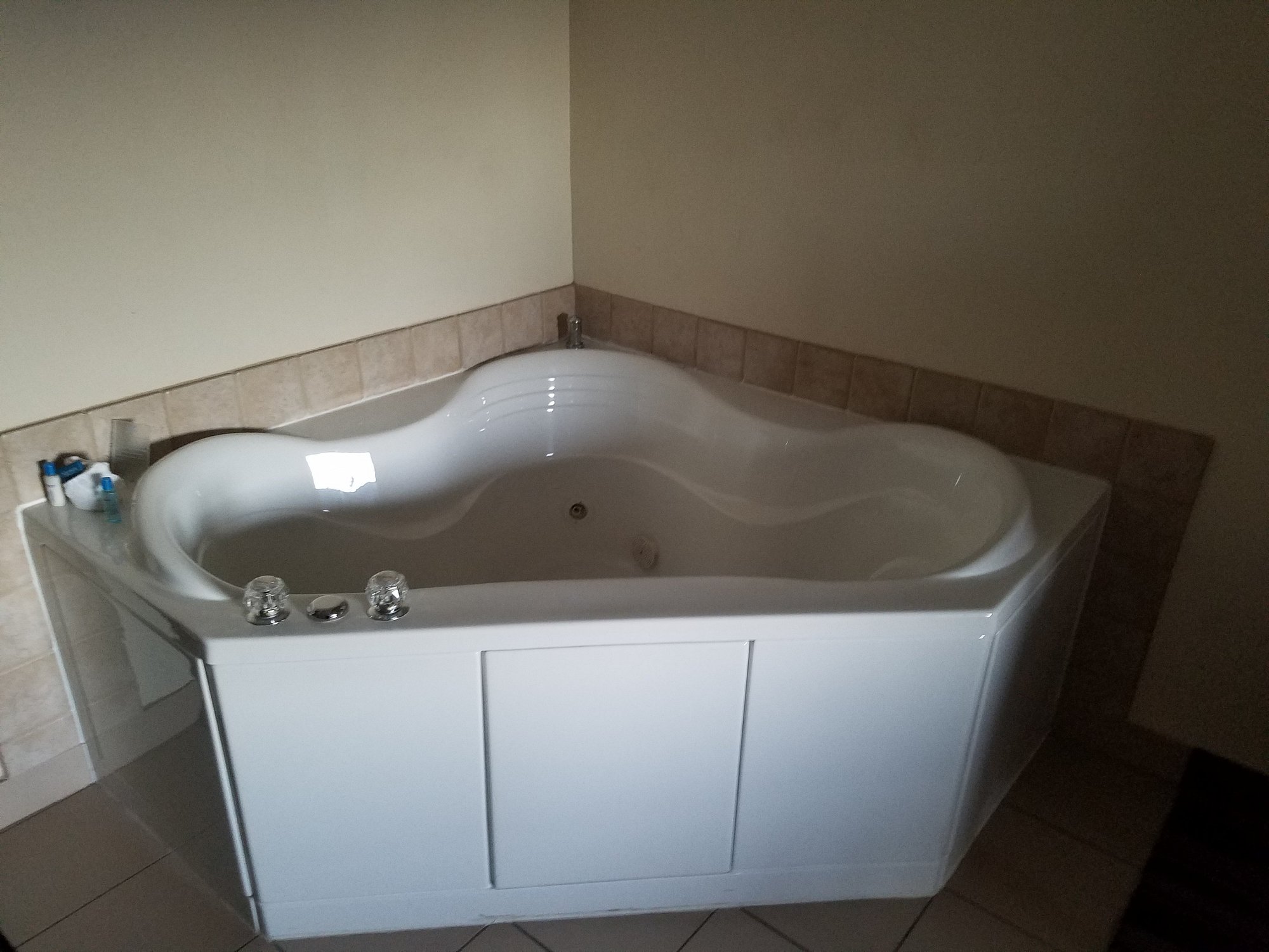 Best Western Windsor Inn & Suites has jacuzzi suites