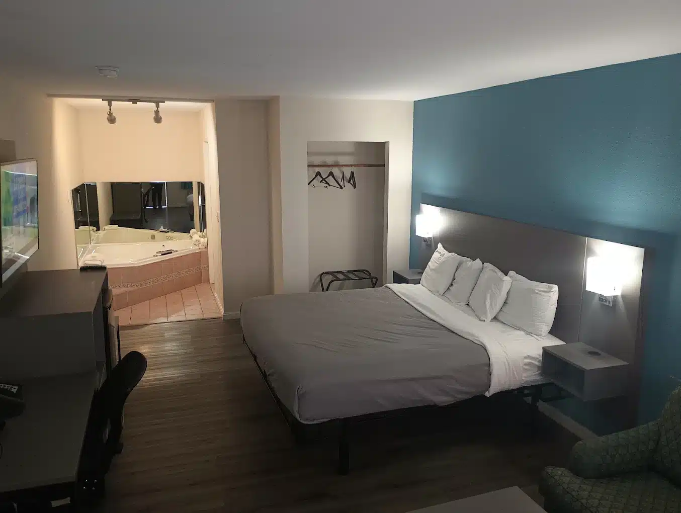 Bourbon Capital Inn has jacuzzi suites