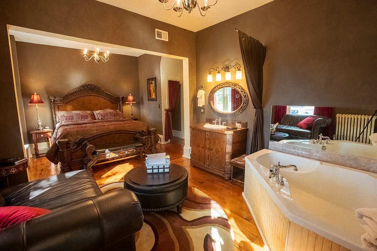 Braywood Inn has jacuzzi suites