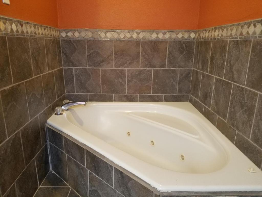 Budget Inn Chickasha has jacuzzi suites