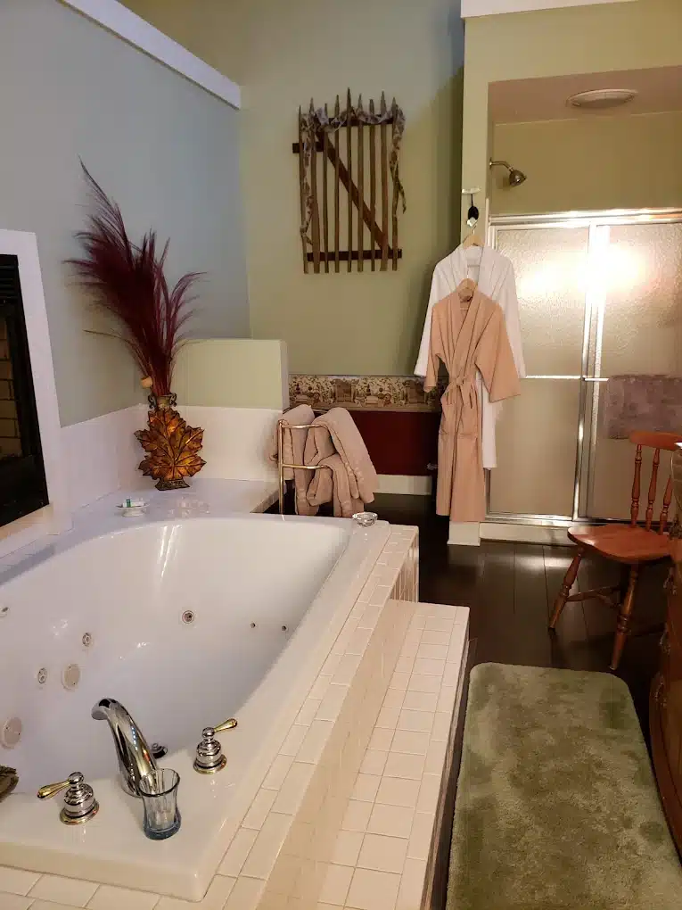 By The Side Of The Road Inn & Cottages has jacuzzi suites