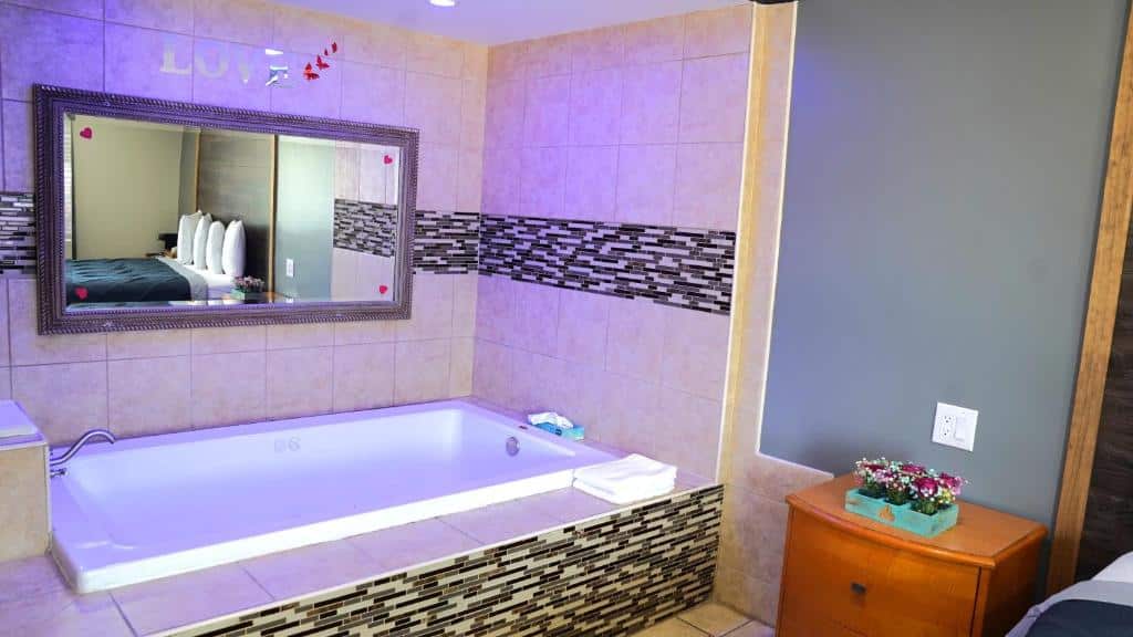 Carrier Motor Lodge has jacuzzi suites