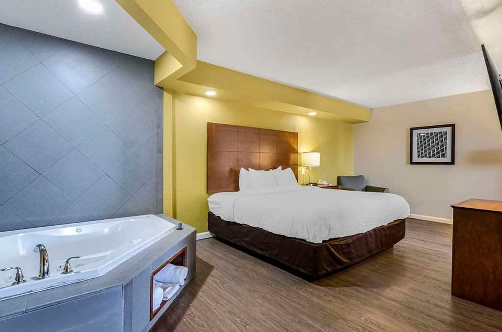 Clarion Pointe Staunton East has jacuzzi suites