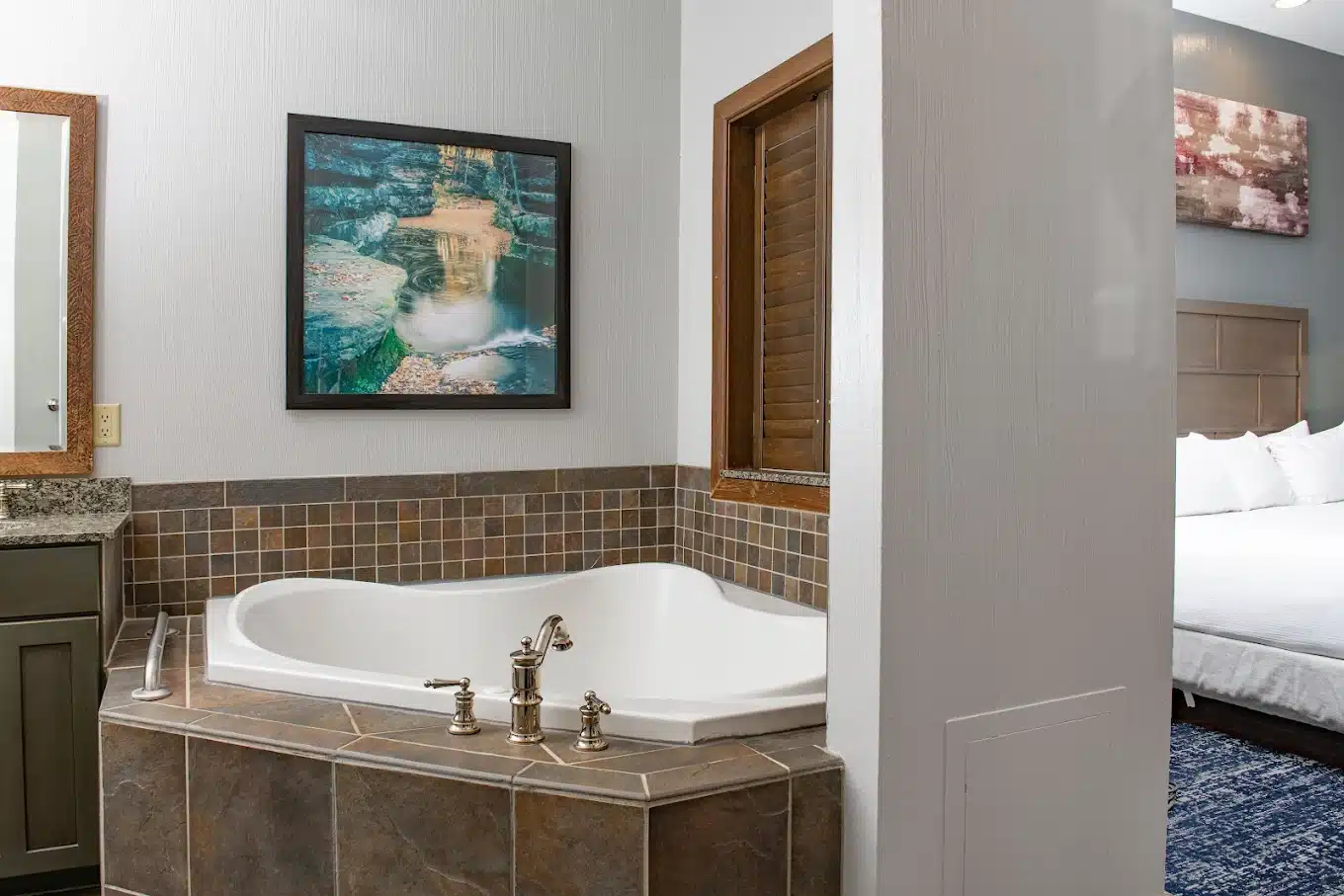 Club Wyndham Glacier Canyon has jacuzzi suites