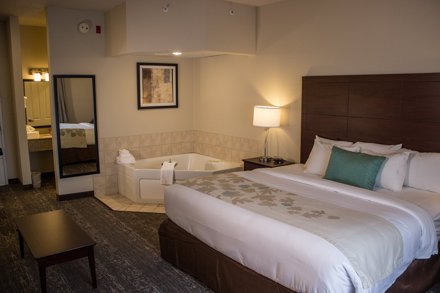 Cobblestone Suites – Oshkosh has jacuzzi suites