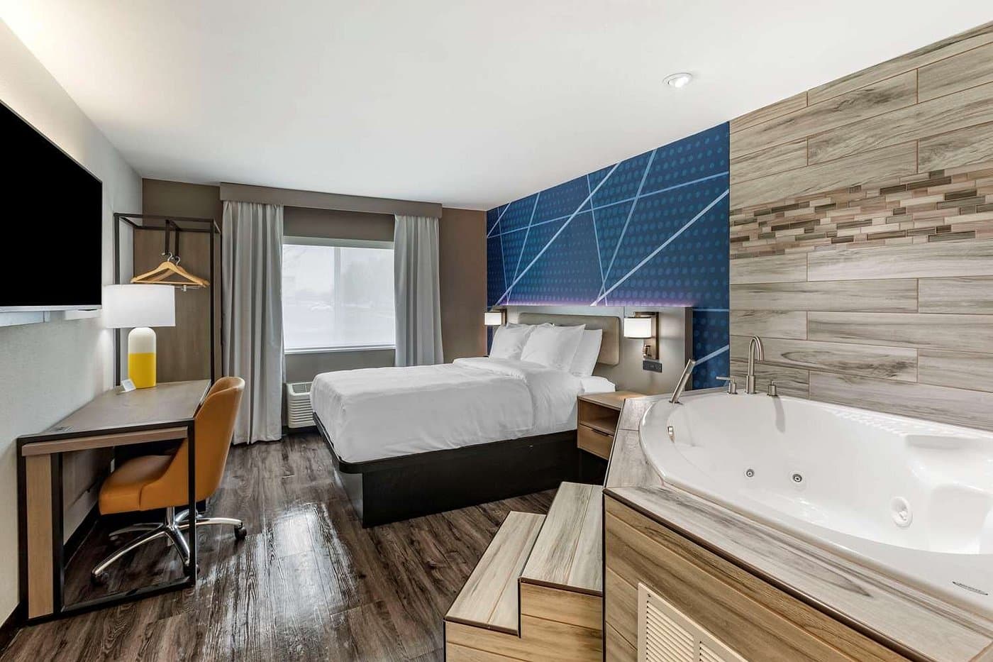 Comfort Inn Mount Pleasant – Racine has jacuzzi suites