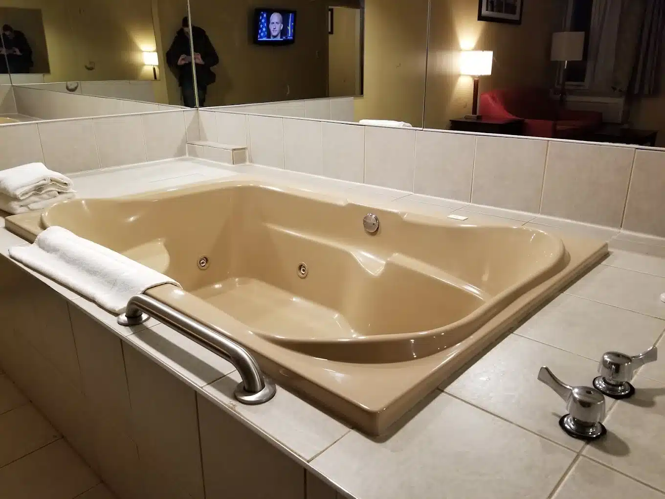 Comfort Inn & Suites East Hartford has jacuzzi suites