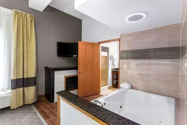 Comfort Inn & Suites Kenosha has jacuzzi suites