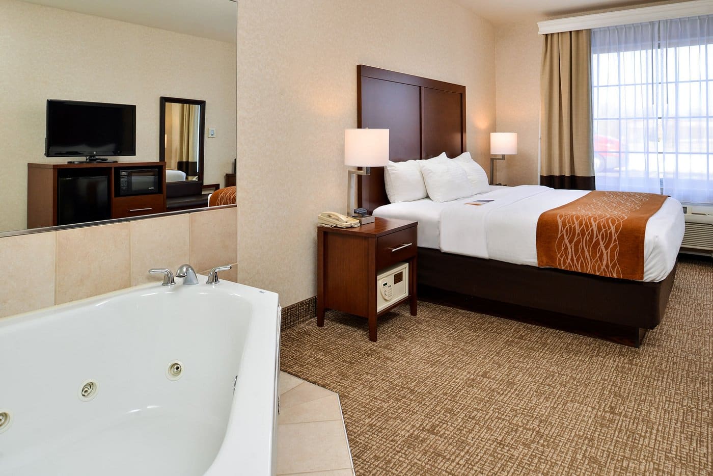 Comfort Inn & Suites Madison North has jacuzzi suites