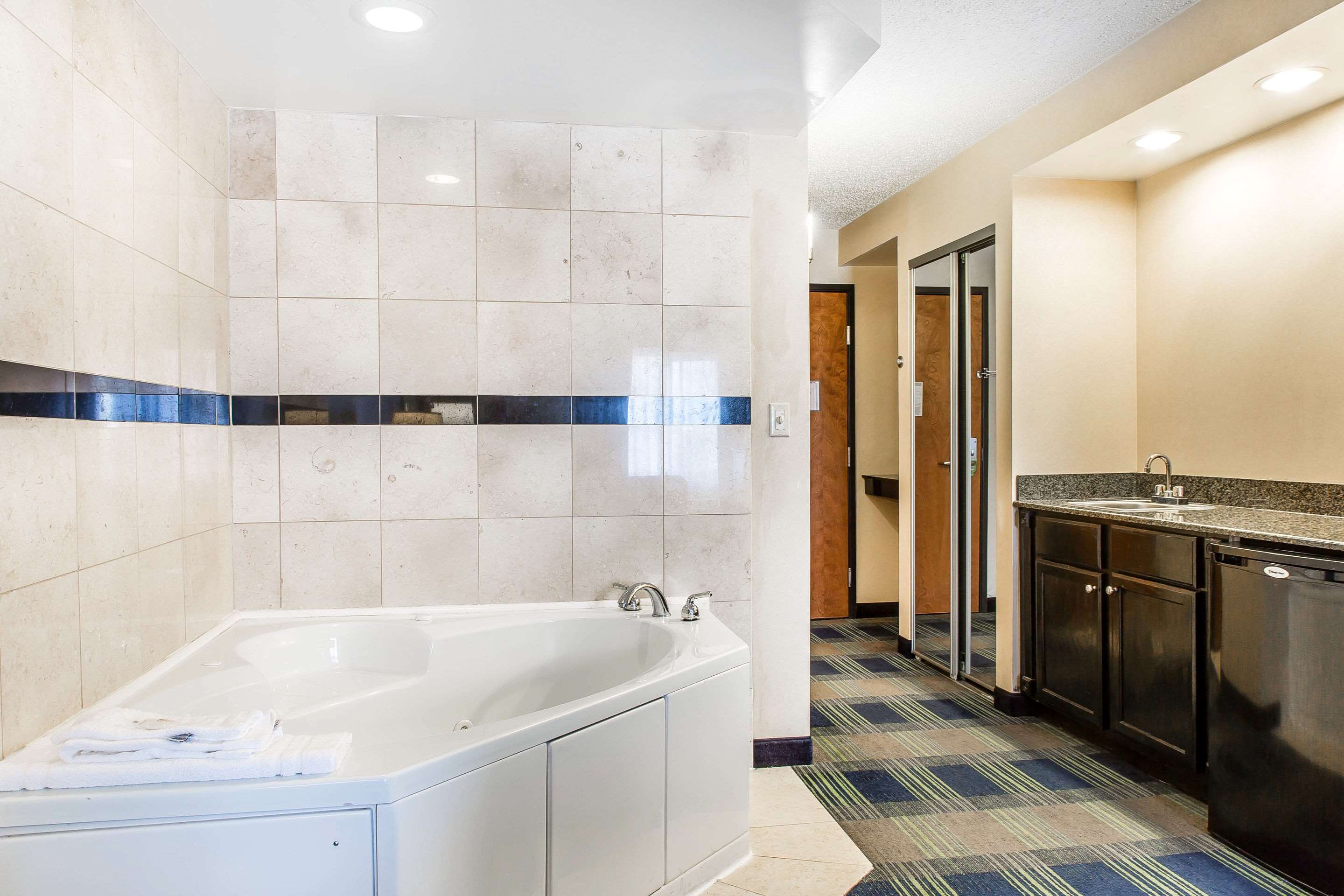 Comfort Inn & Suites Meriden has jacuzzi suites