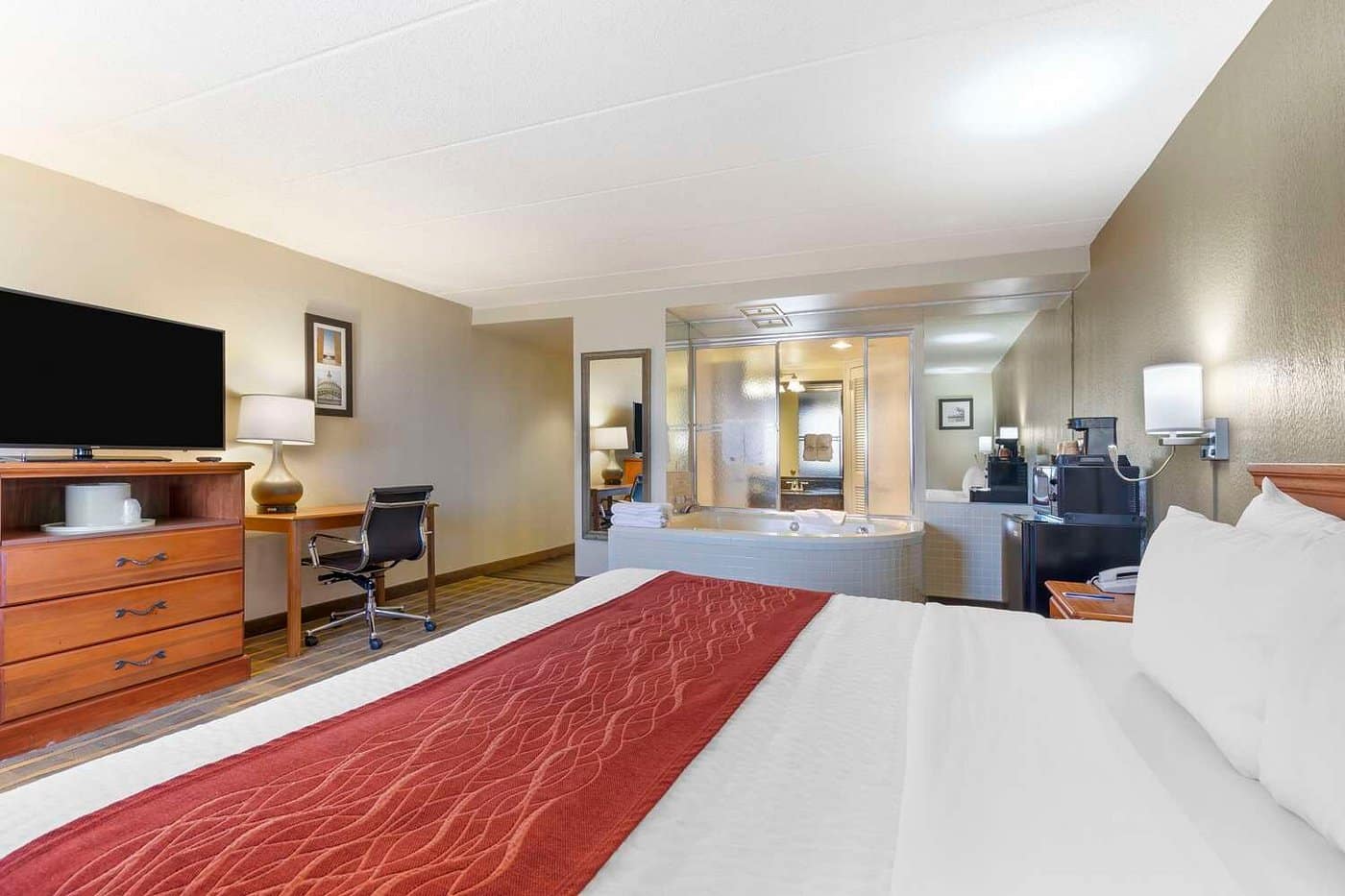 Comfort Inn University Center has jacuzzi suites