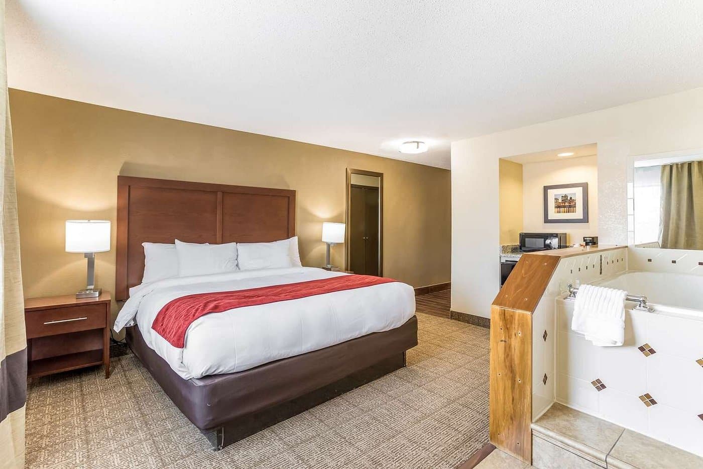 Comfort Inn Waukesha has jacuzzi suites