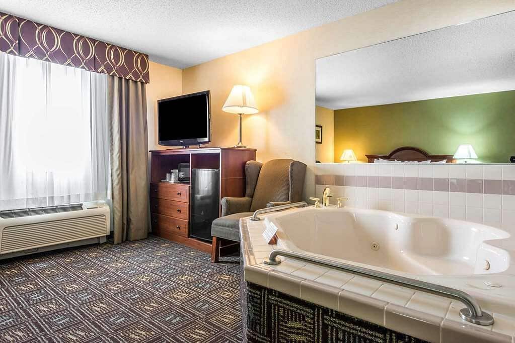 Comfort Inn Weirton has jacuzzi suites