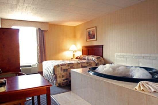 Comfort Inn Wethersfield - Hartford has jacuzzi suites