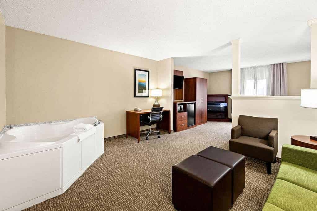 Comfort Suites Abingdon has jacuzzi suites